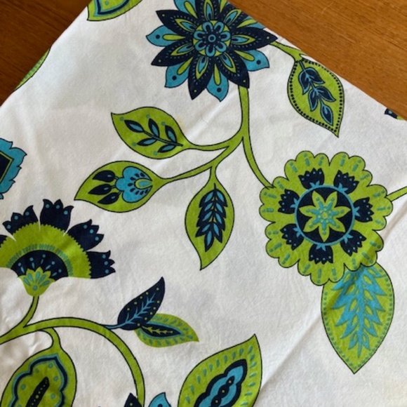 Gorgeous 100% cotton 84"x60" tablecloth - Picture 1 of 4